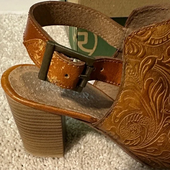 Roper Women's Tan Embossed Open-Toe Heels - Picture 6 of 6